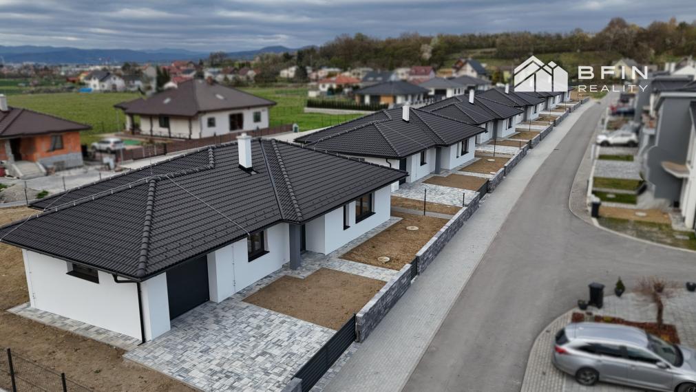 SKOLAUDOVANÉ Rodinné domy v obci Beluša.